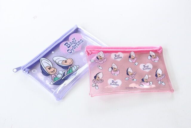 ＜ヤングオイスター＞PVCラメフラットポーチ デザイン