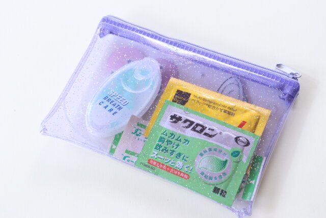 ＜ヤングオイスター＞PVCラメフラットポーチ 使用例