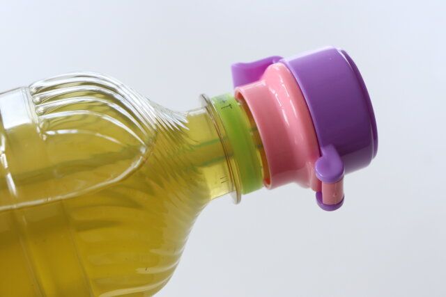 ダイソーの傾けても大丈夫な36823 ペットボトルキャップ K／U フェイス