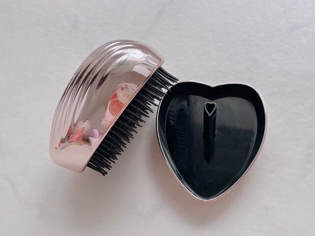 リファ ハートブラシレイ ケースから出ている