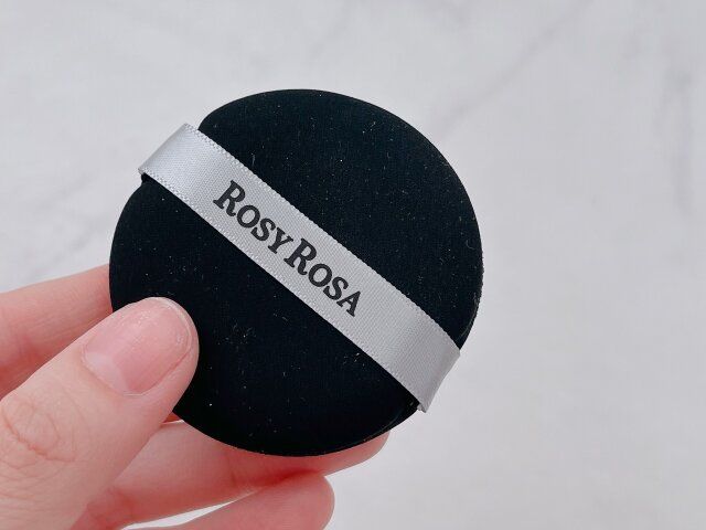 ロージーローザ マルチファンデパフ 2P 手に持つ