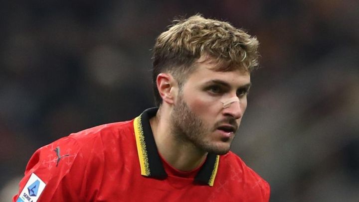 50億円で移籍した日本代表の元ライバルFW、新天地で熱血監督に冷遇され始める！？