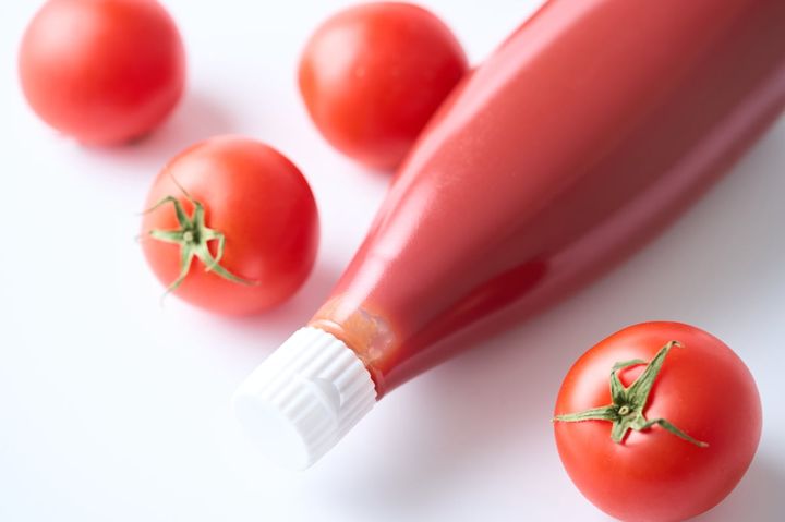 冷蔵庫で開封済みのケチャップを保存する際、チューブの先端をどの方向に向けて保存するのが正しい？