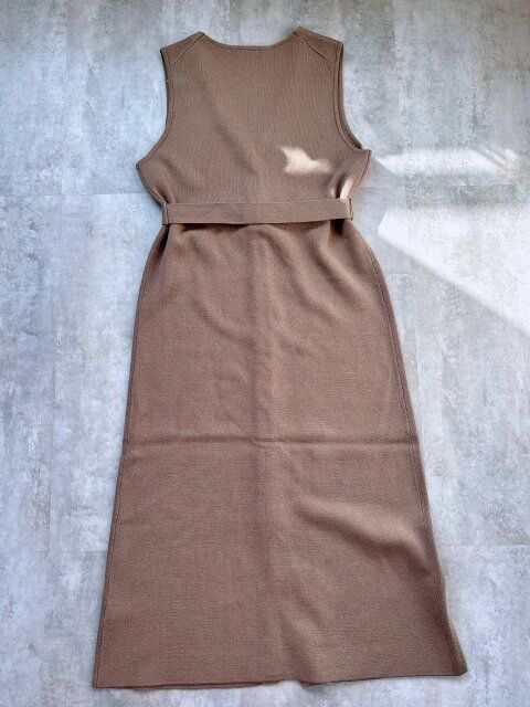 GU ニットジャンパードレスZ+E BROWN 後ろ側