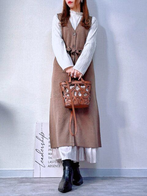 トップスとスカートを中に着てレイヤードコーデ