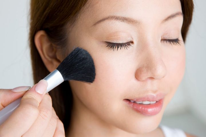 面長顔も解決！ 40・50代が今試したい春のチークの塗り方