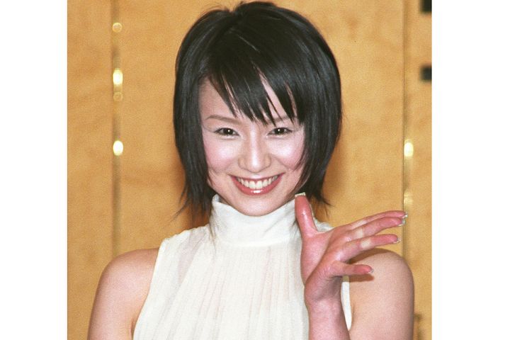 歌手の鈴木亜美さん（2004年4月23日、時事）