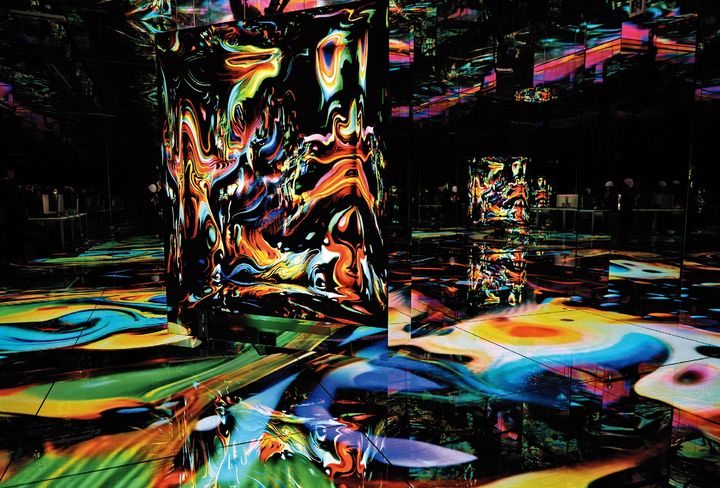 メディアアーティストの落合陽一氏が、「世界とは鏡である」という命題をテクノロジーで具現化。