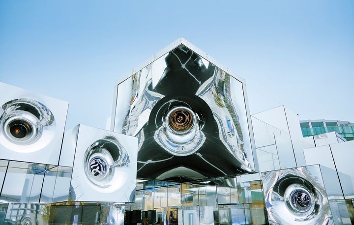 物質とデジタルを合わせて、未知の風景を描き出す。