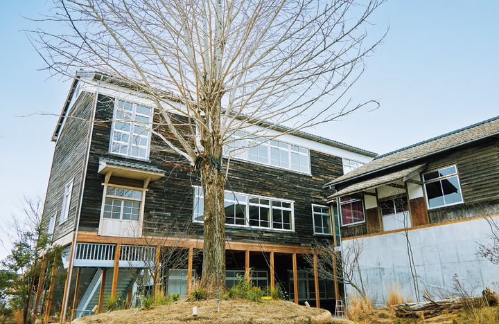 昭和前半に建てられた廃校舎を活用し、未知なる対話を楽しむ。