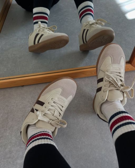 スニーカーを履いている