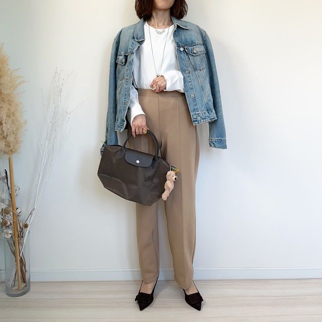 デニムジャケット×UNIQLOのベージュの「ドライスウェットパンツ」