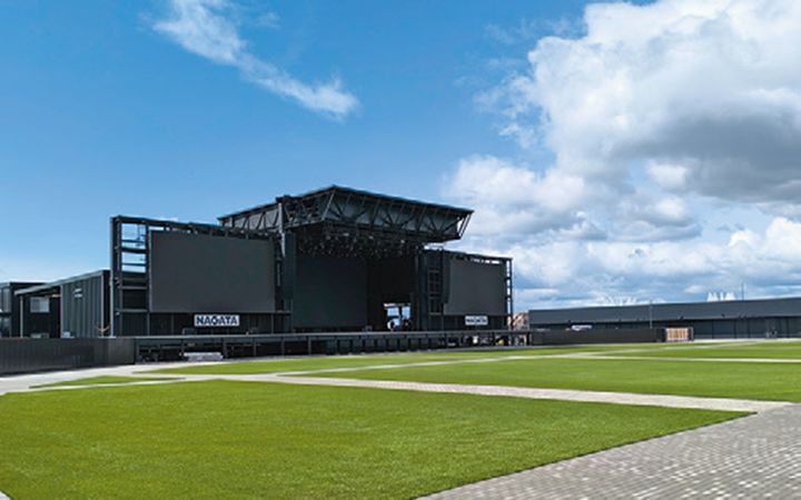 大阪湾一帯が見渡せる、気持ちの良い野外ステージ。