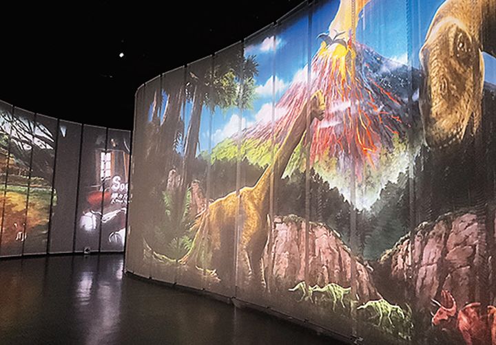 次世代技術を感じられる映像や展示が満載で、未来社会の実現場を最も体現した場所。最初に高さ約5m、長さ約92mの巨大なスクリーンに、過去から未来に繋がる壮大な物語が映し出され、圧倒的な没入感！