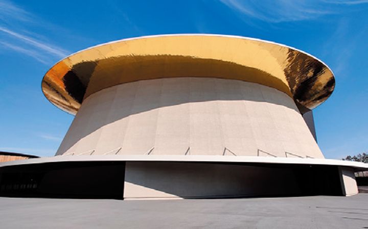 1970年大阪万博の「太陽の塔」を連想させるメインホール。