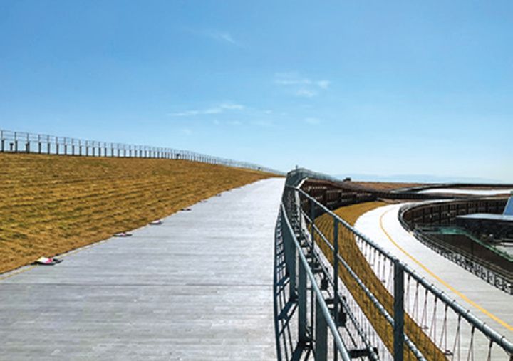 屋上への入り口は、会場内に数か所あり、上っていくと2層構造のデッキになっていてスロープで移動できる。会場内はもちろん、大阪の街並みや瀬戸内海を見渡せ、夕日を浴びた光景や夜景も一見の価値あり！