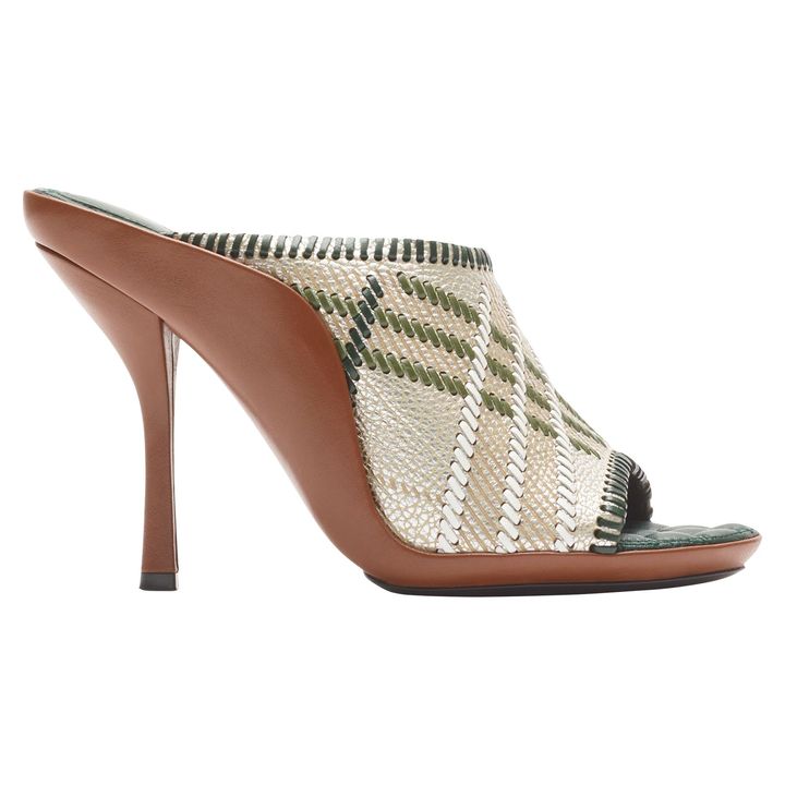 シューズ ヒール 9cm ¥180,400（参考価格）／BURBERRY