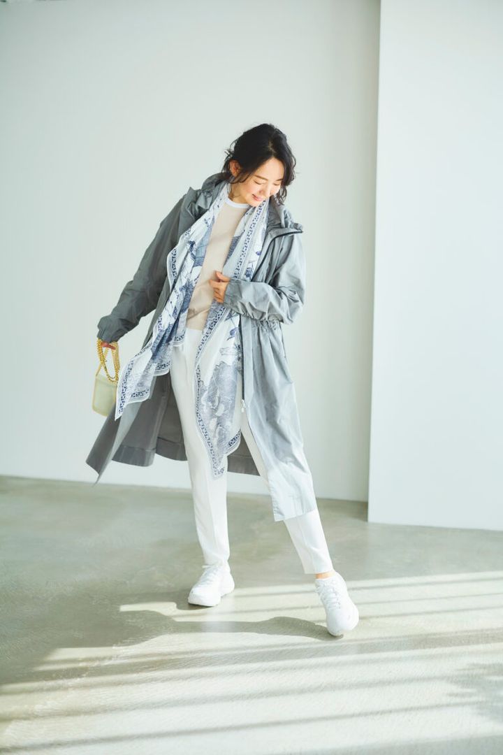 パンツ¥35,200／アドーア（アドーア 六本木ヒルズ店）、コート¥94,600／ギャルリー・ヴィー（ギャルリー・ヴィー 丸の内店）、Tシャツ¥15,400／ニコラ ジェンソン（リノウン）、スカーフ¥21,340／イヌイ・エディション、フォンケース¥36,300／デ クチュール（ともにアッシュ・ぺー・フランス）、靴¥24,200／ホカ®（デッカーズジャパン）