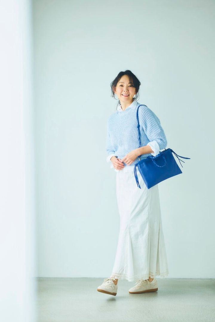 スカート¥121,000、ブラウス ¥34,100／ともにドゥーズィエ ム クラス（ミューズ ドゥ ドゥー ズィエム クラス ロッポンギ）、 セーター¥18,000／バナナ・リパブリック、バッグ¥29,700／リンク、靴¥34,100／アロハス（アッシュ・ぺー・フランス）