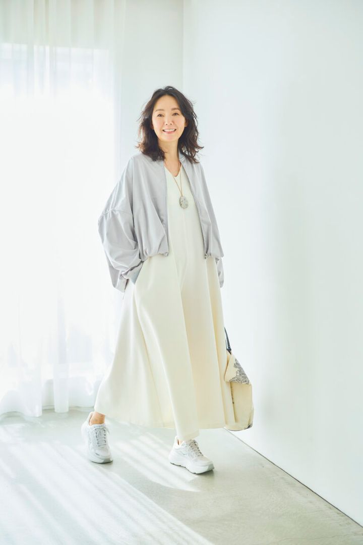 ジャンプスーツ¥61,600、ジャケット¥86,900／ともにコグ ザ ビッグスモーク、ネックレス¥28,600／シャノン ボンド（ギャルリー・ヴィー 丸の内店）、バッグ¥39,380／イヌイ・エディション（アッシュ・ぺー・フランス）、靴¥24,200／ホカ®（デッカーズジャパン）