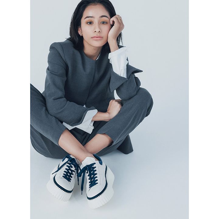 ホーガンのスニーカーを履いたスーツ姿のモデル