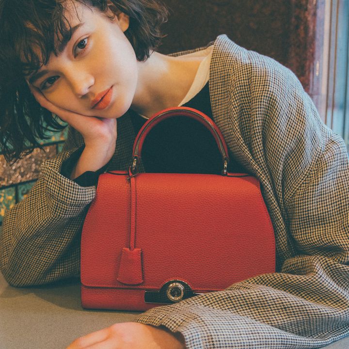 赤ハンドバッグ①女優の名を持つ気品漂うレジェンヌバッグ