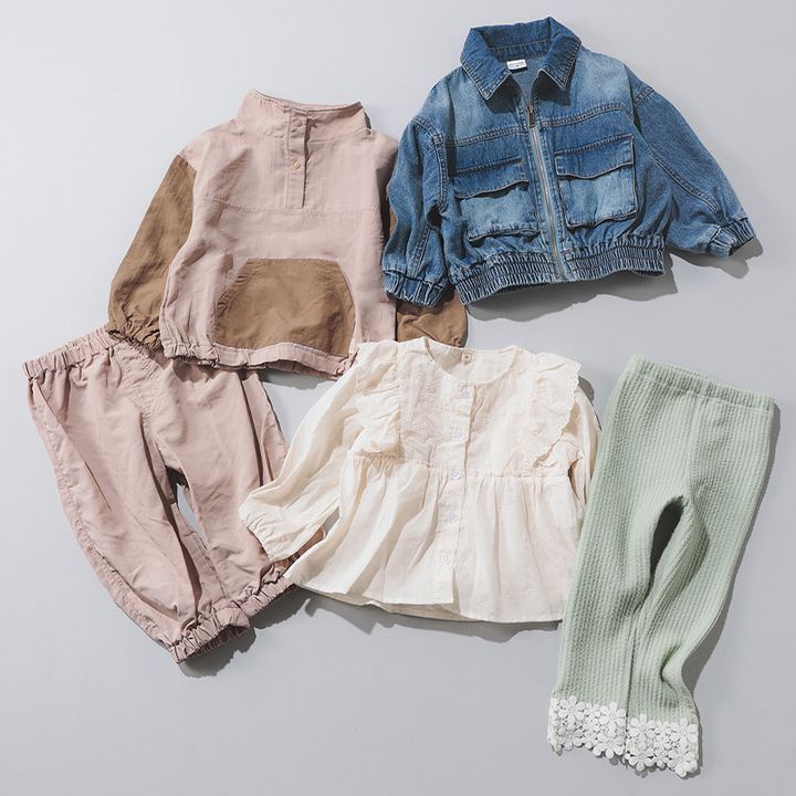 デニムジャケット、フリルブラウス、裾レースレギンス、切り替え配色のセットアップ