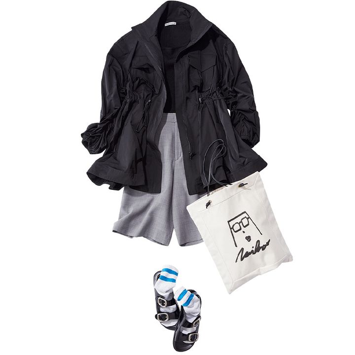 スクエアネックのカットソーとグレーのハーフパンツに黒のシャカシャカアウターを羽織ってトートバッグを持ったコーデ