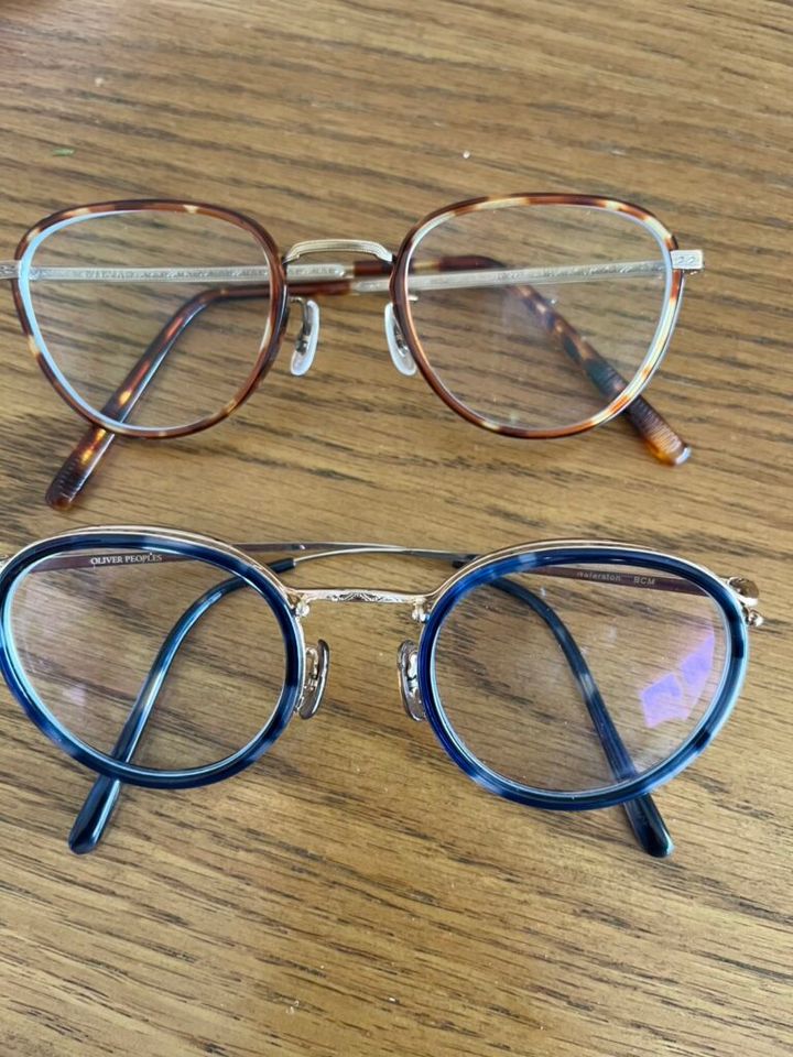 茶色とブルーのセルフレーム