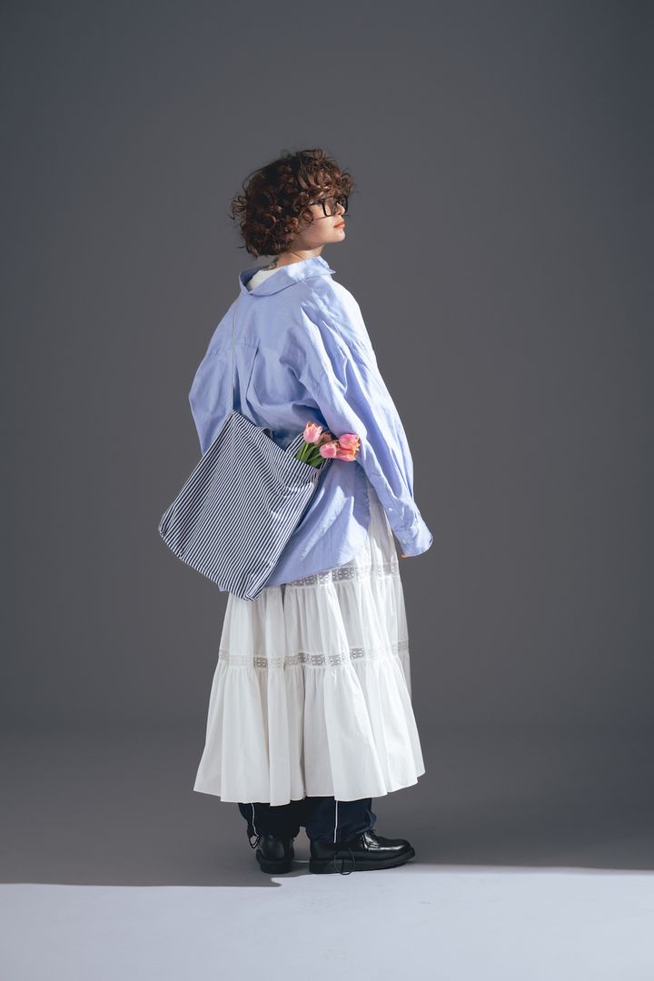 春こそレース！ブルーシャツ×トラックパンツを重ね着してボーイに仕上げよう。