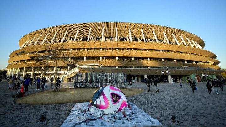 「サイズ感バグるな」人気10頭身女性モデルがJリーグ観戦！神戸ユニ×黒パンツ姿が話題