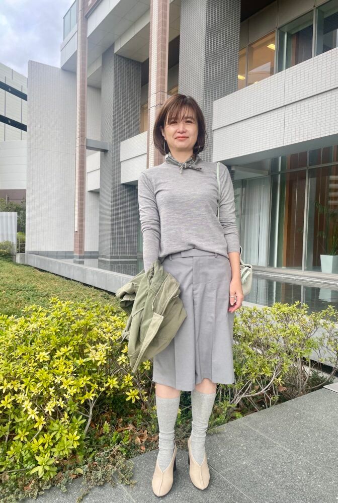 「ユニクロ」のハーフパンツが主役！春の軽やかグレイッシュコーデ