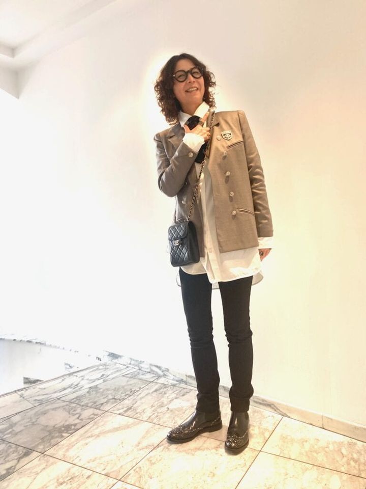 メガネと「シャネル」のネクタイでボーイッシュに！すらりとしたスタイルを生かしたパーティコーデ