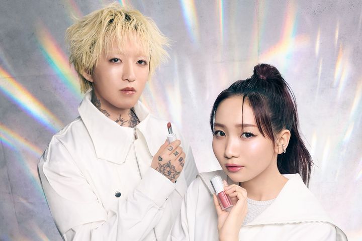 繊細なプリズムパールの輝きと、シアーな発色のトーンアップカラーがまるでレフ板のように顔全体に透明感を与える新作リップ2種を手にしたYOASOBIのふたり。Ayaseは「キヌケアヌード グリーム 975G」を、ikuraは「キヌケアグローアップ グリーム 938G」を着用。