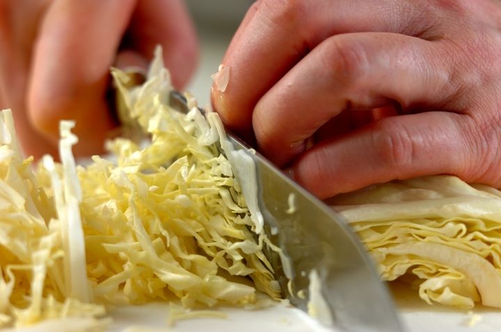 つけ合わせに！コーンとキャベツのコールスローの下準備1