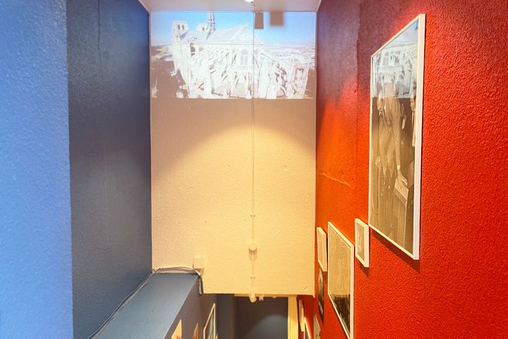 アートが飾られた階段を下って地下の店内へ