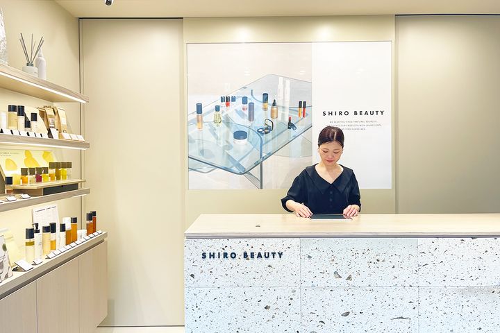 まずはクリーンなカウンターで受付を