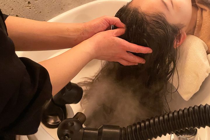 ※普段は目元に布をかけて行います。今回は撮影のため、特別に外しています