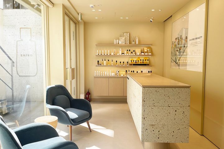 洗練されたクリーンな空間。石やウッドのナチュラルな質感がホッとする雰囲気