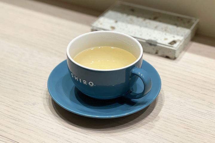 サービスの「ハッピーファーマーズ レモングラスティー」は店頭でも購入可能（※店頭購入の場合648円）