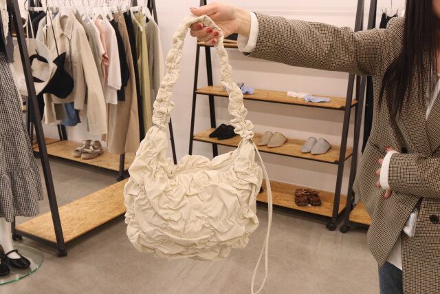 ジーユーのギャザーショルダーバッグ1