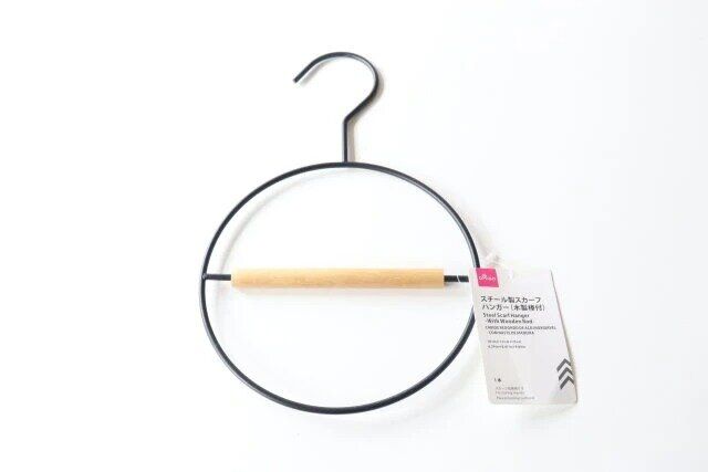 ダイソーのスチール製スカーフハンガー（木製棒付）のパッケージ