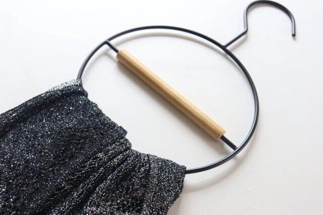 ダイソーのお洒落なスチール製スカーフハンガー（木製棒付）