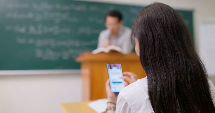 生徒がクラスでモバイルを使用する