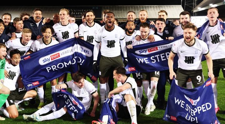 28歳元日本代表MFが所属する金満チーム、英3部から2部昇格！伝説レジェンドも祝福したワケ