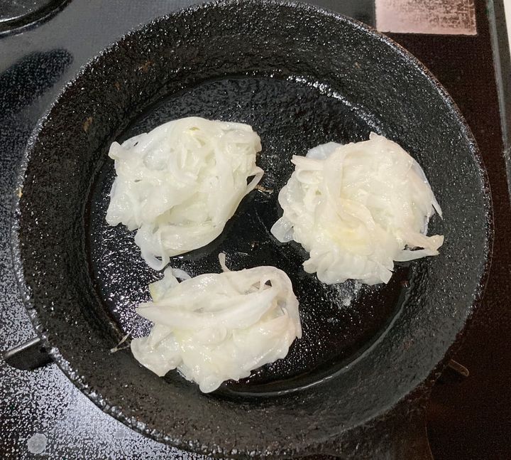 熱したフライパンで焼いていく