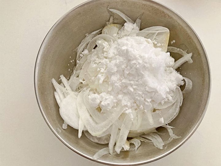 スライス玉ねぎに調味料を混ぜる