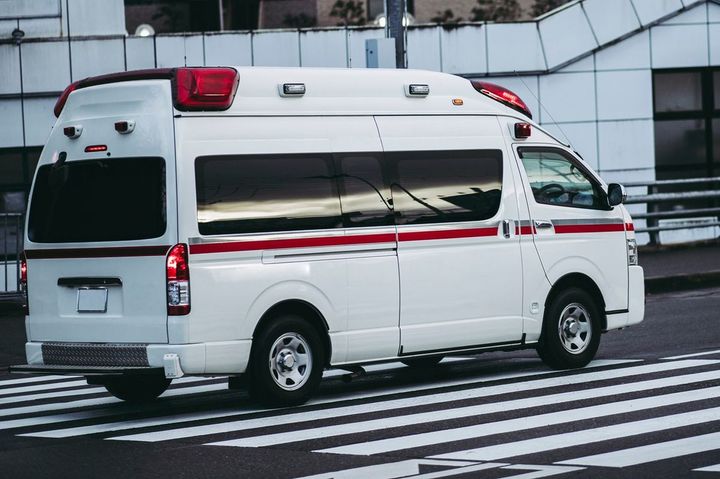 道路を走る日本の救急車
