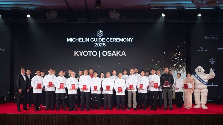 壇上にずらりと並んだ受賞店のシェフたち