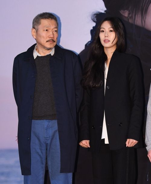 ホン・サンス監督（左）とキム・ミニ